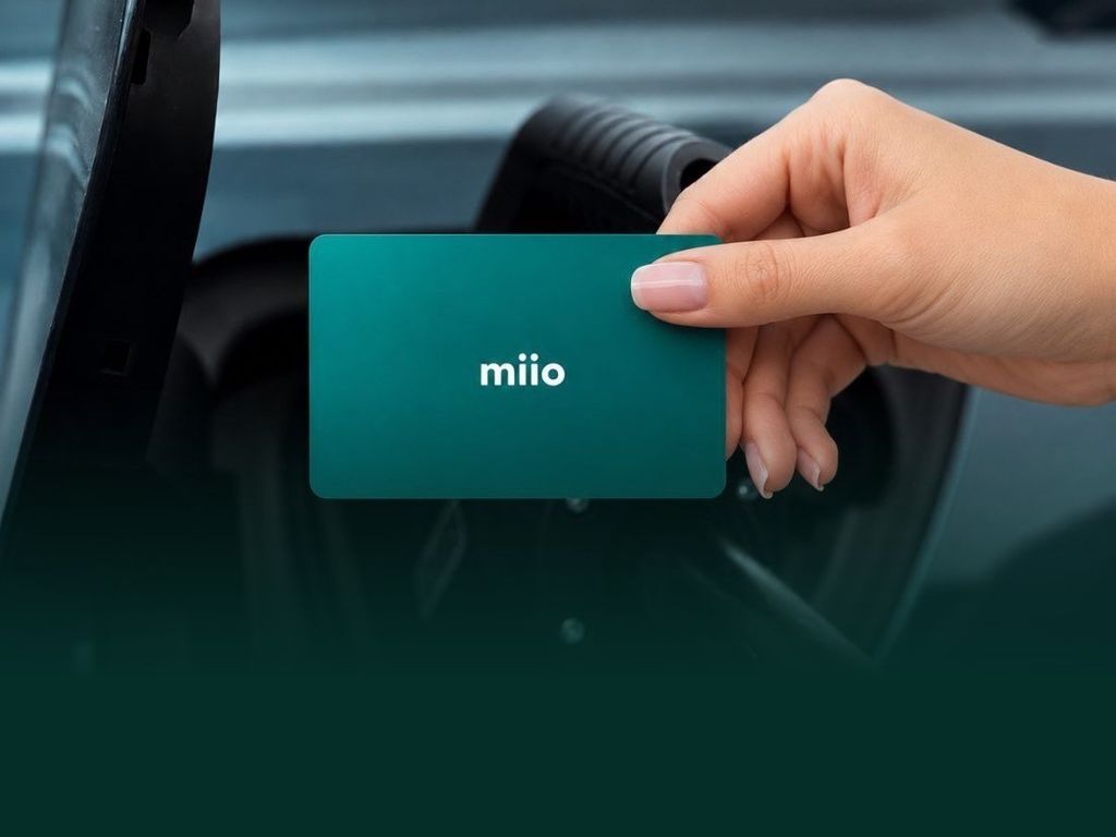 Cartão miio a carregar um carro elétrico