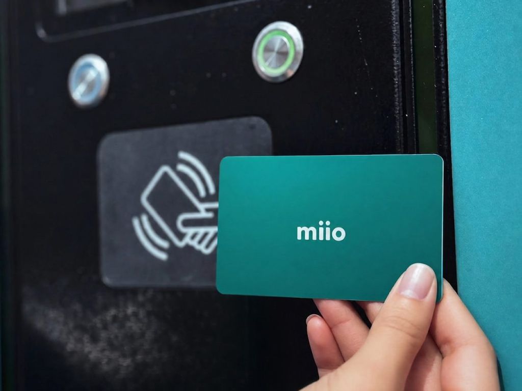 Cartão miio encostado ao leitor de um posto