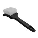Tyre Cleaning Brush – Vista en ángulo mostrando la cabeza de cerdas blancas rígidas y el perfil del mango negro ergonómico curvo | Herramienta Auto | miio Store