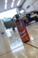 Ceramic Shampoo 500ml – Flacon debout sur sol brillant et réfléchissant du garage, environnement studio detailing professionnel | Lavage Auto | miio Store