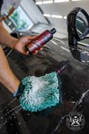 Ceramic Shampoo 500ml – Main versant shampoing directement sur gant lavage chenille vert-teal sur capot voiture sombre | Lavage Auto | miio Store
