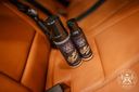 Produtos Leather Care PRO Strong sobre assento de pele camel prontos para aplicação