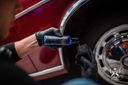 Application du Tyre Dressing sur pneu de moto pour une finition noir profond