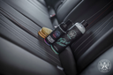 Fabric Cleaner – Interior de assento auto em tecido escuro com textura, frasco do produto visível na zona de aplicação | Interior Auto | miio Store