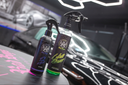 EZ Wiper – Foto de grupo em capot escuro em estúdio com neon ao lado do frasco Glass Cleaner verde, mostrando emparelhamento de produtos | Vidros Auto | miio Store