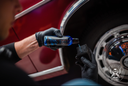 Tyre Dressing 500ml – Main gantée noire appliquant dressing avec applicateur mousse sur jante rayons chromés voiture classique | Detailing Auto | miio Store