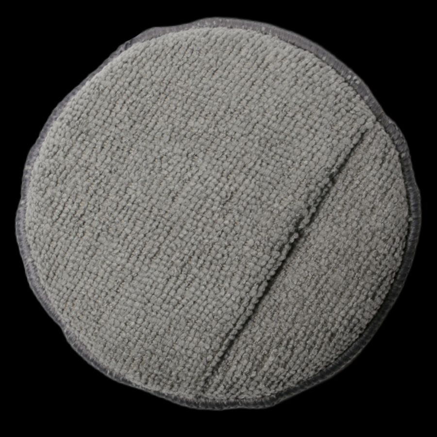 L'applicateur rond en microfibre assure une finition uniforme et sans rayures sur toutes les surfaces.