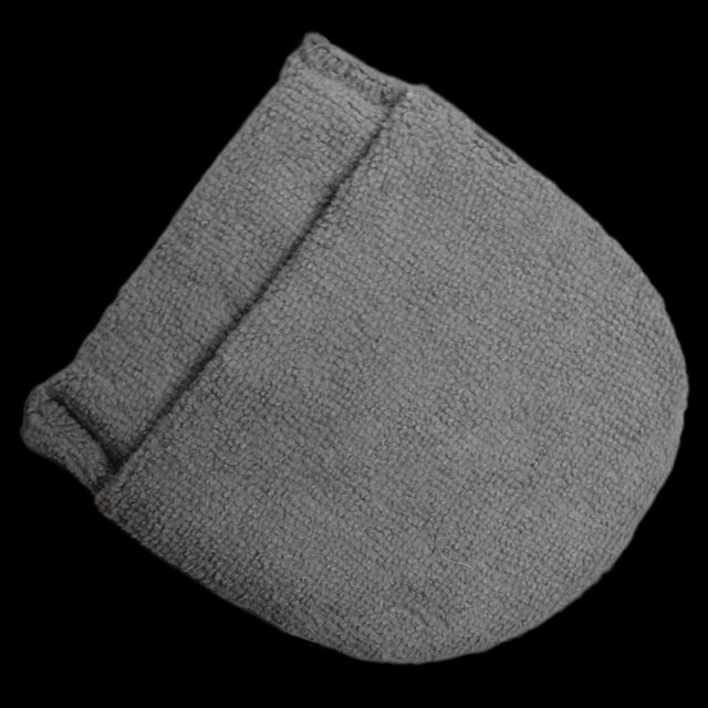 This microfiber applicator mitt ensures superior control for an even, effortless application.