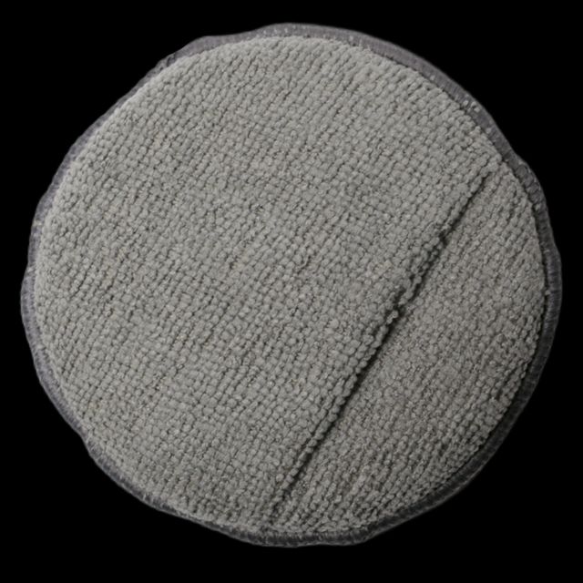 L'applicateur rond en microfibre assure une finition uniforme et sans rayures sur toutes les surfaces.